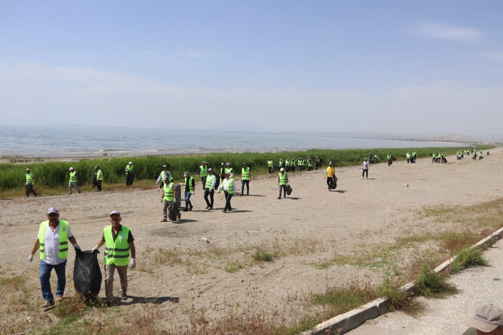 Edremit Belediyesi Van Gölü sahillerinde 'Çevre Temizliği' yaptı