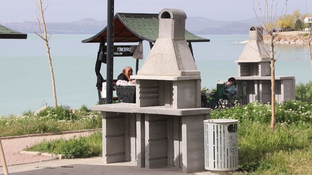 EDREMİT MESİRE ALANI’NA 75 ADET YENİ BARBEKÜ KURDUK